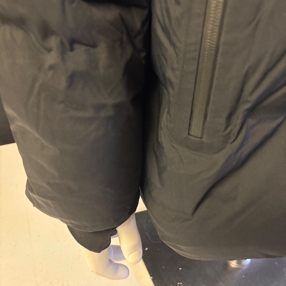 New womens large Aritzia Super Puff 2 O  Waterproof coat - Picture 3 of 7